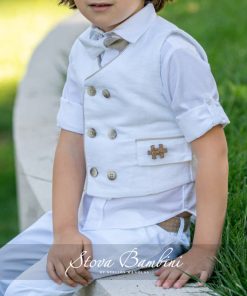Βαπτιστικό Ρούχο Stova Bambini SS23 B18 Ένα trendy σύνολο βάπτισης που το χαρακτηρίζουν οι λευκές-μπεζ αποχρώσεις, με εξαιρετικής ποιότητας βαμβακερό γιλέκο διακοσμημένο με υπέροχα κουμπιά και μοναδικές λεπτομέρειες. Το σετ αποτελείται από 6 τεμ (γιλέκο, πουκάμισο, παντελόνι, παπιγιόν, ζώνη, καπέλο)